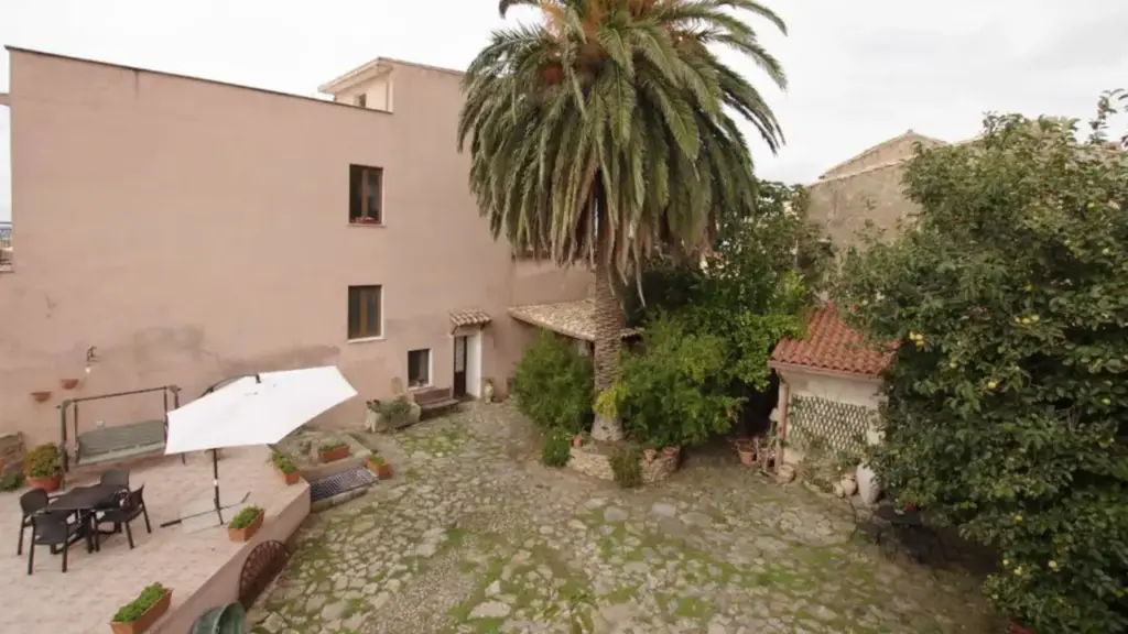 B&B Il Cachi e la Palma, il cortile